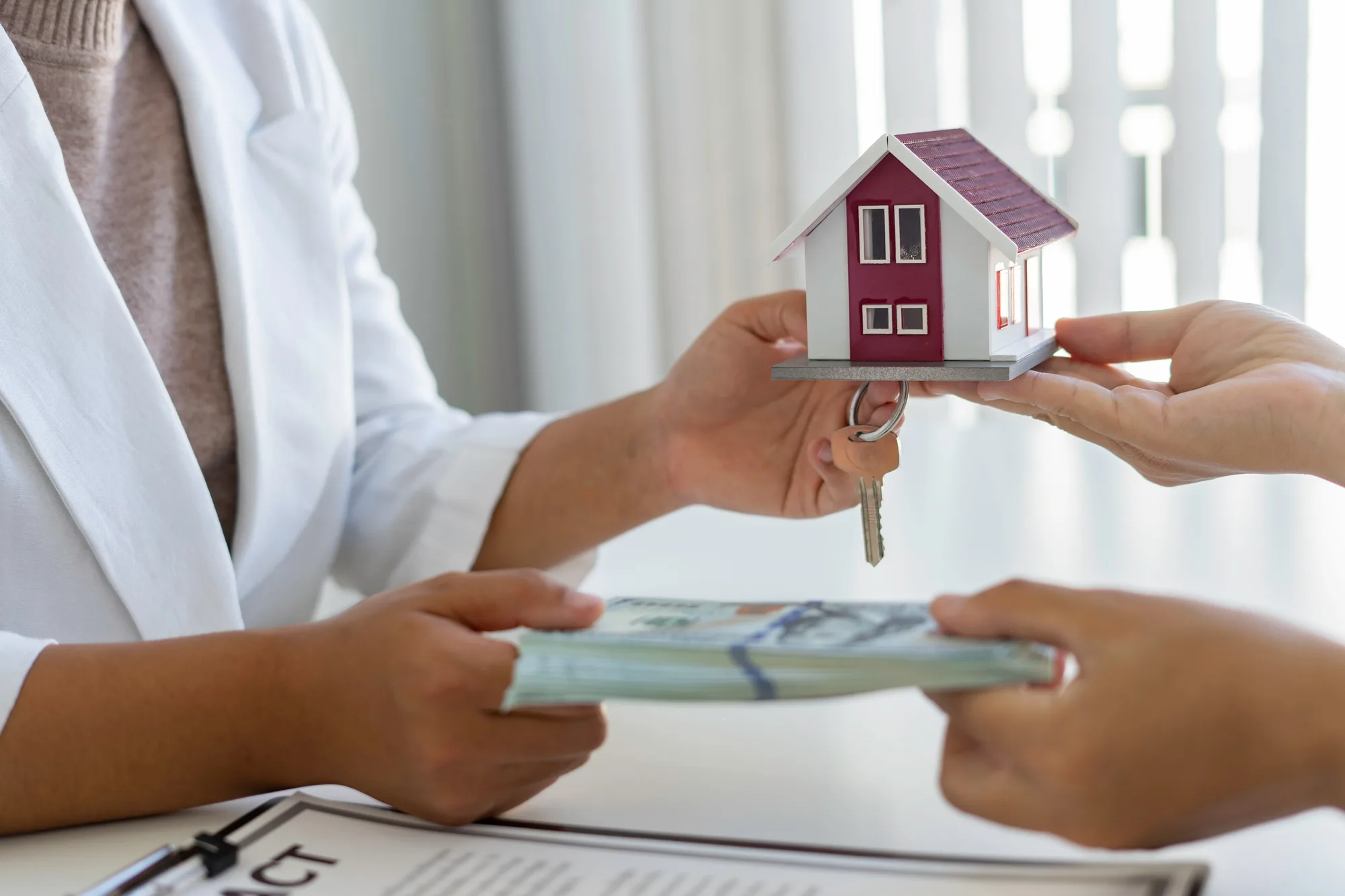 Real estate brokerage agent Hand over the sample house and key Offered for sale, pay a deposit and s